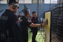 Asah profesionalisme, Kapolda Lampung pimpin latihan menembak di Satbrimobda