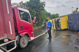 Satu truk terbalik di Jalur Pantura Karawang akibat jalan berlubang