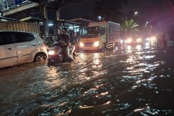 Jalan Daan Mogot terendam banjir sebabkan kemacetan panjang hingga Kamis malam