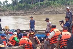 Mendagri gunakan perahu tinjau pengungsi di Lubok Pusaka