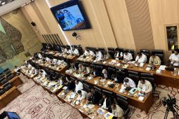 Bahlil menambah jumlah pemasangan baru listrik jadi 500 ribu RT