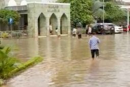 Kompleks Kantor Pemkab Karawang tergenang air hujan
