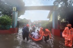 Sekolah terendam banjir, BPBD DKI evakuasi pelajar di Jakbar