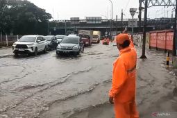 Banjir genangi Jalan Raya Bekasi Timur dekat Stasiun Jatinegara