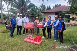 Pemkab Gorontalo menyerahkan bantuan pada korban angin kencang