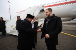 Momen Prabowo berikan koin Kepresidenan ke pengawal usai agenda WEF