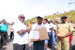 Pemprov Papua Tengah serahkan 15 unit laptop bagi pelajar Intan Jaya