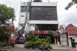 Tower BTS di atap sekolah perhotelan Surabaya roboh