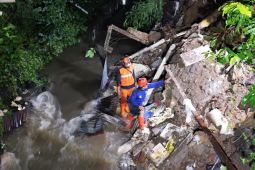 20 petugas gabungan tangani turap longsor di Srengseng Sawah