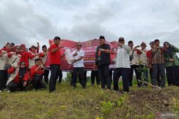 Peringati HUT, PDIP Bojonegoro tabur benih ikan dan tanam pohon