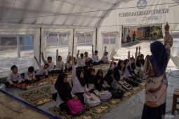 West Sumatra: Students learn in emergency tents after wall collapse