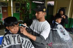 Aksi sosial pangkas rambut gratis di SDN Loji 2 Kota Bogor