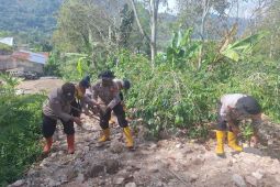 Personel Polri bersihkan jalan desa terdampak bencana di Aceh Tengah