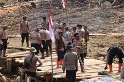 Tim gabungan Polri bangun jembatan darurat di Bener Meriah