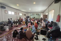 23 warga selamat longsor Cisarua Bandung direlokasi ke kantor desa