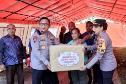Polda Maluku Utara salurkan bansos ke korban bencana banjir di Halmahera Barat