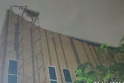 Atap GOR Serdang Kemayoran ambruk akibat angin kencang, 11 motor tertimpa