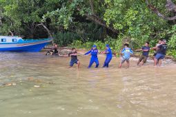 Polairud evakuasi delapan korban tenggelam  Doa Istriku di Halmahera Selatan