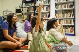 Sesi mendongeng dua bahasa di IFI Yogyakarta diminati anak-anak dan remaja