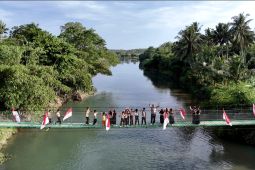 Jembatan Gantung Cipalebuh Garut menjadi jalan baru ke sekolah hingga sawah