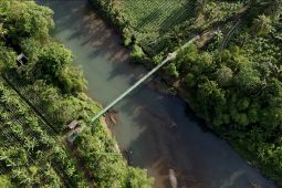 Jembatan Gantung lindungi anak-anak dari derasnya Sungai Cipalebuh di Garut