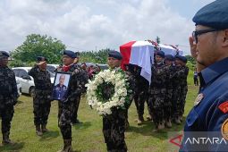 Suasana khidmat iringi upacara pemakaman pilot ATR 42-500 di Tangerang