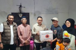 Menbud Fadli Zon berikan bantuan untuk pegiat seni korban banjir Situbondo