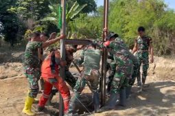 TNI dan warga gotong royong pulihkan rumah, masjid, dan sekolah Aceh