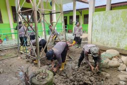 BKO Brimob Polda Kaltim bersihkan sekolah di Aceh Utara