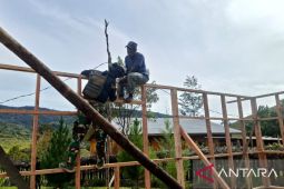 Prajurit Satgas Yonif 511/DY bantu warga Lowanom bangun kantor gereja