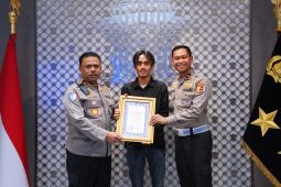 Kakorlantas memberikan penghargaan kepada sopir truk atas aksi heroik di Tol Japek