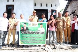 Wabup Adlin serahkan bantuan program RST Kemensos RI