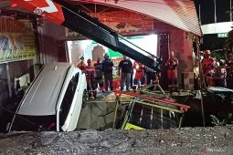 DPKP Surabaya evakuasi dua mobil terperosok akibat parkiran ambrol
