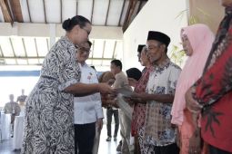 Keraton Yogyakarta menyerahkan "serat palilah" kepada warga Turgo Pakem