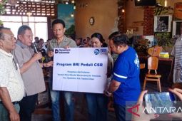 BRI Tarutung serahkan bantuan alat pertanian untuk petani Sipoholon