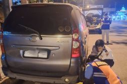 Dishub Ambon gembok 18 mobil parkir di badan jalan pada malam hari