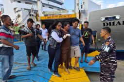 TNI AL evakuasi penumpang korban kapal miring di Balikpapan