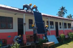 PLN nyalakan listrik SDN di Mandailing Natal gunakan inovasi SuperSUN