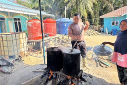 Brimob intensifkan dapur penuhi  warga terdampak di Tapanuli Selatan