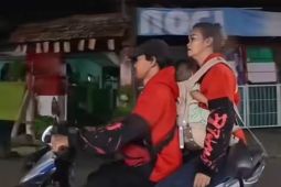 Pasutri tanpa helm bawa bayi dan merokok di jalan Palmerah berujung laporan polisi