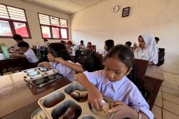 Ratusan pelajar terdampak bencana di Tukka nikmati MBG