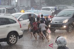 Dokter: Langsung mandi air hangat setelah kehujanan