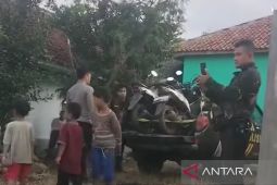 Polisi mengamankan ayam dan sepeda motor di lokasi judi Bojongpicung