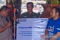 BRI Tarutung serahkan mesin potong rumput untuk petani di Siborongborong