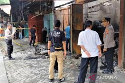 Polres Madiun lakukan olah TKP kebakaran kios burung di Pasar Srijaya