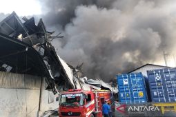 Damkarmat: Tdak ada korban jiwa pada kebakaran pabrik sendal di Medan