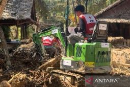 PMI Sumut gunakan ekskavator bersihkan lingkungan di Tapanuli Tengah