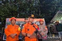 Tim SAR gabungan mengevakuasi dua jenazah korban longsor Cisarua hari Kamis ini