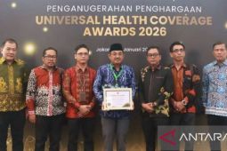 Bupati Tanjabbar Anwar Sadat terima UHC Awards 2026