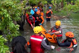 SAR evakuasi jenazah ibu rumah tangga yang jatuh di danau Bekasi